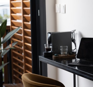 Chambre Bananier avec jacuzzi : Supérieure
Bienvenu dans votre chambre Bananier de 14 m2 + 10 M2 de terrasse avec jacuzzi privé et situé au 2e étage. Ambiance exotique et relaxante. Prélassez-vous et savourez cette bulle de bien-être aux nuances douces et naturelles. Son lit King Size et sa salle de bain moderne aux teintes minérales apportent une touche de confort supplémentaire qui sublimeront votre séjour.
En savoir plus
Reserver au meileur prix