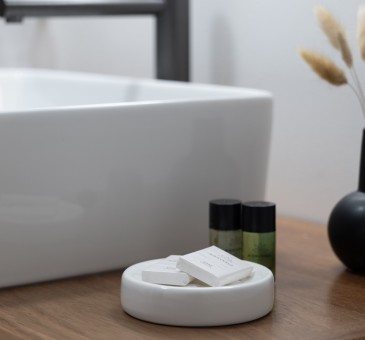 Chambre Bananier avec jacuzzi : Supérieure
Bienvenu dans votre chambre Bananier de 14 m2 + 10 M2 de terrasse avec jacuzzi privé et situé au 2e étage. Ambiance exotique et relaxante. Prélassez-vous et savourez cette bulle de bien-être aux nuances douces et naturelles. Son lit King Size et sa salle de bain moderne aux teintes minérales apportent une touche de confort supplémentaire qui sublimeront votre séjour.
En savoir plus
Reserver au meileur prix