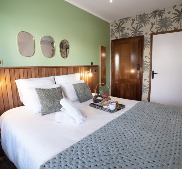 Chambre Latanier
Situé au 1er étage, détendez-vous au sein d’une ambiance tropicale et chic, où le bois exotique s’accorde aux teintes envoûtantes. Les couleurs vert latanier offrent une ambiance chaleureuse et accueillante, caractérisée par des murs vert latanier apaisants. Son lit king size, et sa salle de bain design, avec douche italienne, saurons vous offrir un cocon apaisant.
En savoir plus
Reserver au meilleur prix