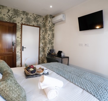 Chambre Latanier
Situé au 1er étage, détendez-vous au sein d’une ambiance tropicale et chic, où le bois exotique s’accorde aux teintes envoûtantes. Les couleurs vert latanier offrent une ambiance chaleureuse et accueillante, caractérisée par des murs vert latanier apaisants. Son lit king size, et sa salle de bain design, avec douche italienne, saurons vous offrir un cocon apaisant.
En savoir plus
Reserver au meilleur prix