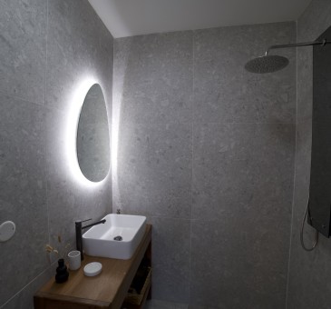 Chambre Latanier
Situé au 1er étage, détendez-vous au sein d’une ambiance tropicale et chic, où le bois exotique s’accorde aux teintes envoûtantes. Les couleurs vert latanier offrent une ambiance chaleureuse et accueillante, caractérisée par des murs vert latanier apaisants. Son lit king size, et sa salle de bain design, avec douche italienne, saurons vous offrir un cocon apaisant.
En savoir plus
Reserver au meilleur prix