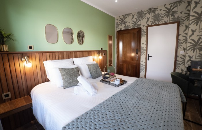 Chambre Latanier
Situé au 1er étage, détendez-vous au sein d’une ambiance tropicale et chic, où le bois exotique s’accorde aux teintes envoûtantes. Les couleurs vert latanier offrent une ambiance chaleureuse et accueillante, caractérisée par des murs vert latanier apaisants. Son lit king size, et sa salle de bain design, avec douche italienne, saurons vous offrir un cocon apaisant.
En savoir plus
Reserver au meilleur prix