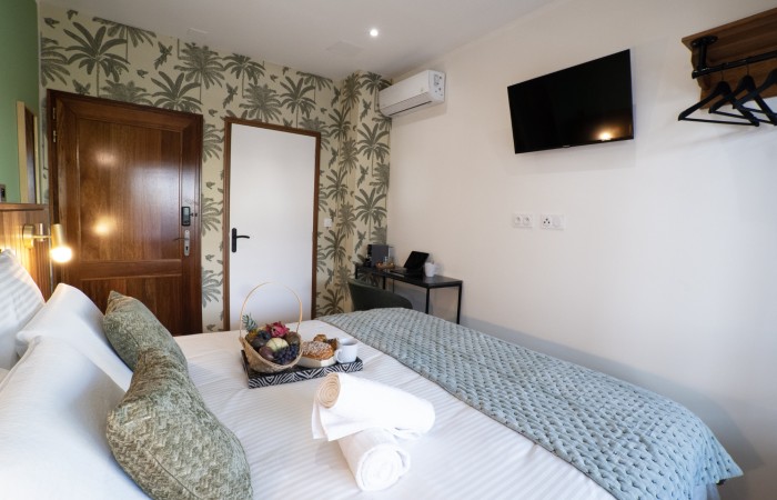 Chambre Latanier
Situé au 1er étage, détendez-vous au sein d’une ambiance tropicale et chic, où le bois exotique s’accorde aux teintes envoûtantes. Les couleurs vert latanier offrent une ambiance chaleureuse et accueillante, caractérisée par des murs vert latanier apaisants. Son lit king size, et sa salle de bain design, avec douche italienne, saurons vous offrir un cocon apaisant.
En savoir plus
Reserver au meilleur prix