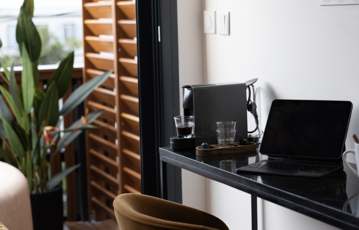 Chambre Latanier
Situé au 1er étage, détendez-vous au sein d’une ambiance tropicale et chic, où le bois exotique s’accorde aux teintes envoûtantes. Les couleurs vert latanier offrent une ambiance chaleureuse et accueillante, caractérisée par des murs vert latanier apaisants. Son lit king size, et sa salle de bain design, avec douche italienne, saurons vous offrir un cocon apaisant.
En savoir plus
Reserver au meilleur prix