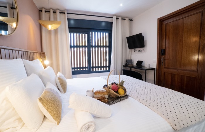 Chambre Fleur de canne
Cosy et douce et situé au rez-de-chaussé, votre chambre Fleur de Canne de 17 m2, vous offrira sérénité et détente avec ses teintes naturelles et chaleureuses. Lit king size et salle de bain moderne avec douche italienne, complètent ce cadre reposant. Ambiance relaxante et intime, moderne et confortable. Idéal pour se relaxer.
En savoir plus
Reserver au meilleur prix