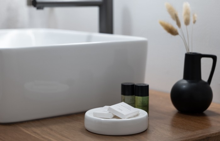 Chambre Palmier : Supérieure
Situé au 2e étage, votre chambre Palmier de 17m2, alliant confort, modernité et intimité saura vous séduire avec ses teintes de vert malachite, de doré et de bois. Dotée d’un lit king size, et d’une salle de bain avec douche italienne, elle vous offrira tout le confort souhaité pour une halte apaisante au cœur de Saint Denis.
En savoir plus
Reserver au meilleur prix