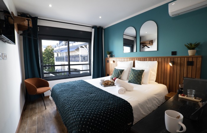 Chambre Alloe : Supérieure
Envie de tropicalité et de confort? Situé au 2e étage, la chambre Alloe, avec ses couleurs chaudes et reposantes, est faite pour vous. Profitez de ses 17m2 tout équipés : lit king-size, salle de bain épurée avec douche italienne, télévision écran plat, cafetière nouvelle génération…elle saura vous ravir.
En savoir plus
Reserver au meilleur prix