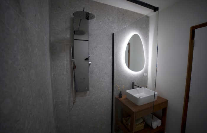 Chambre Alloe : Supérieure
Envie de tropicalité et de confort? Situé au 2e étage, la chambre Alloe, avec ses couleurs chaudes et reposantes, est faite pour vous. Profitez de ses 17m2 tout équipés : lit king-size, salle de bain épurée avec douche italienne, télévision écran plat, cafetière nouvelle génération…elle saura vous ravir.
En savoir plus
Reserver au meilleur prix