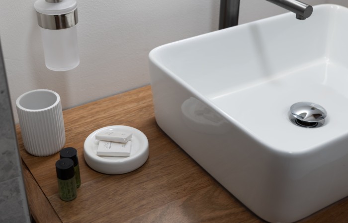 Chambre Corail : Supérieure
Dans votre chambre Corail situé au 1er étage, vous vous sentirez comme sur un nuage. Propice aux moments de détente et de relaxation. Ses 19 m2 allient modernité et confort. Laissez-vous bercer par sa décoration épurée, où les teintes de bleus accompagneront vos nuits les plus douces.
En savoir plus
Reserver au meilleur prix