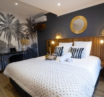 Cocotier : Supérieure
Dans votre chambre supérieure Cocotier d’une surface de 22m2 et situé au 1er étage, détendez-vous au sein d’une ambiance tropicale et chic, où le bois exotique s’accorde aux teintes envoûtantes de gris anthracite. Son lit king size, et sa salle de bain design, avec douche italienne, sauront vous offrir un cocon apaisant.
En savoir plus
Reserver au meilleur prix