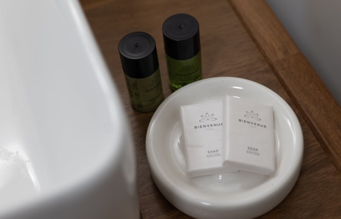 Cocotier : Supérieure
Dans votre chambre supérieure Cocotier d’une surface de 22m2 et situé au 1er étage, détendez-vous au sein d’une ambiance tropicale et chic, où le bois exotique s’accorde aux teintes envoûtantes de gris anthracite. Son lit king size, et sa salle de bain design, avec douche italienne, sauront vous offrir un cocon apaisant.
En savoir plus
Reserver au meilleur prix